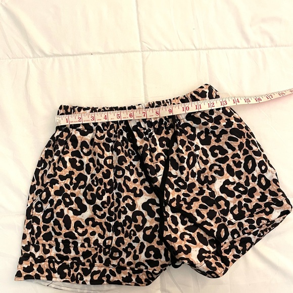 Leopard print, highwasted shorts - Picture 2 of 4